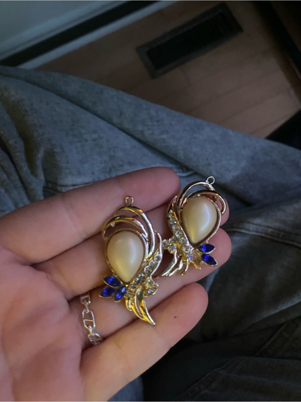 BUNDLE OF 7 PAIRS OF VINTAGE EARRINGS